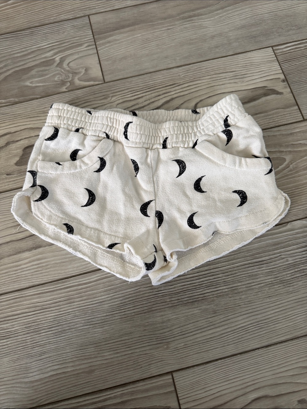 Billabong Cream Shorts with Black Crescent Moon Pattern - Picture 1 of 2